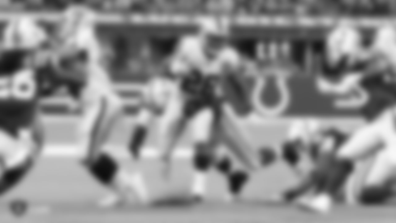Raiders running back Josh Jacobs (28) rushes during the Raiders regular season game against the Indianapolis Colts.