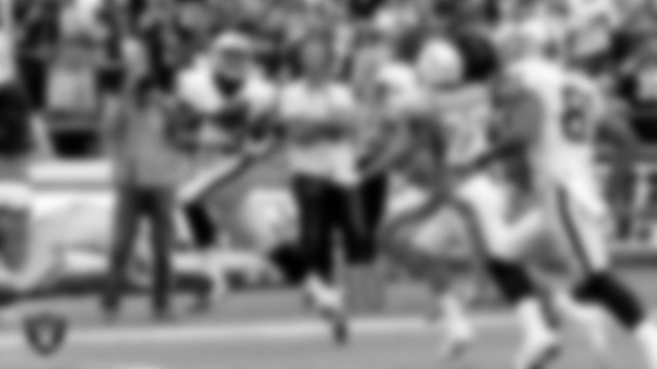 Raiders tight end Clive Walford (88) makes a 23-yard touchdown catch during the regular season away game against the San Diego Chargers at Qualcomm Stadium, Sunday, October 25, 2015.
