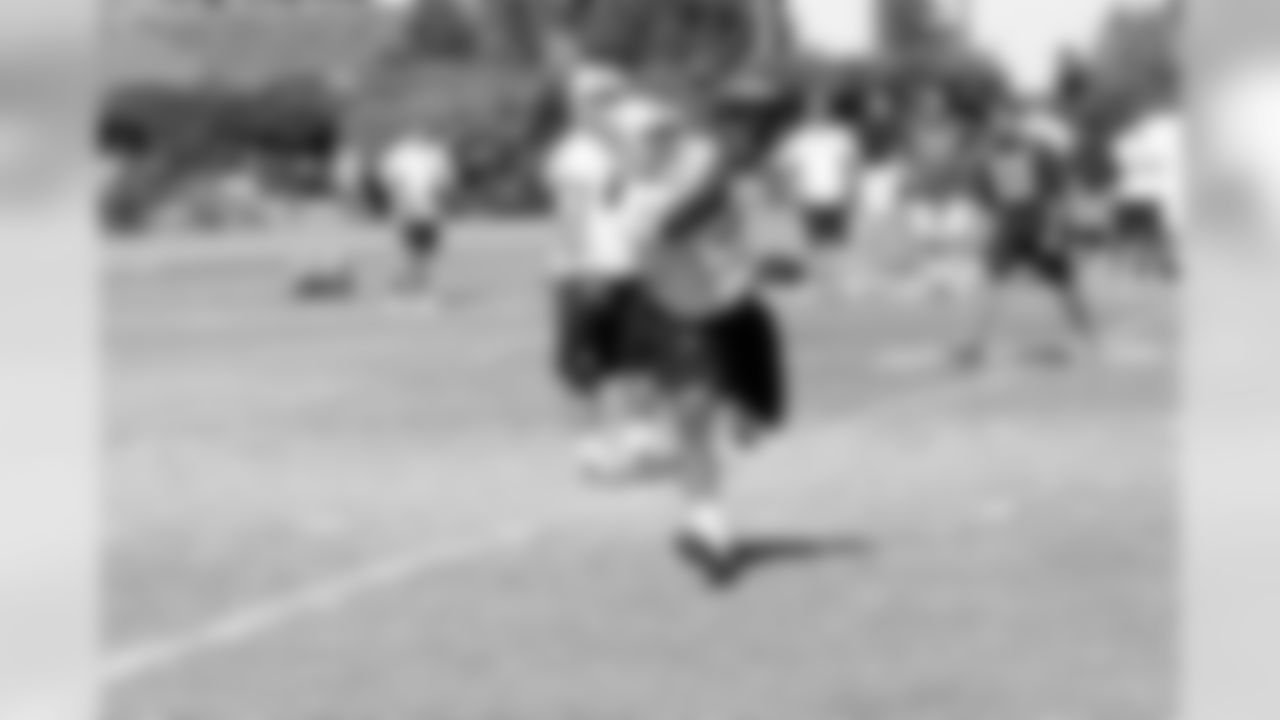 WR Jacoby Ford catches the ball across the middle. Photo By Tony Gonzales.