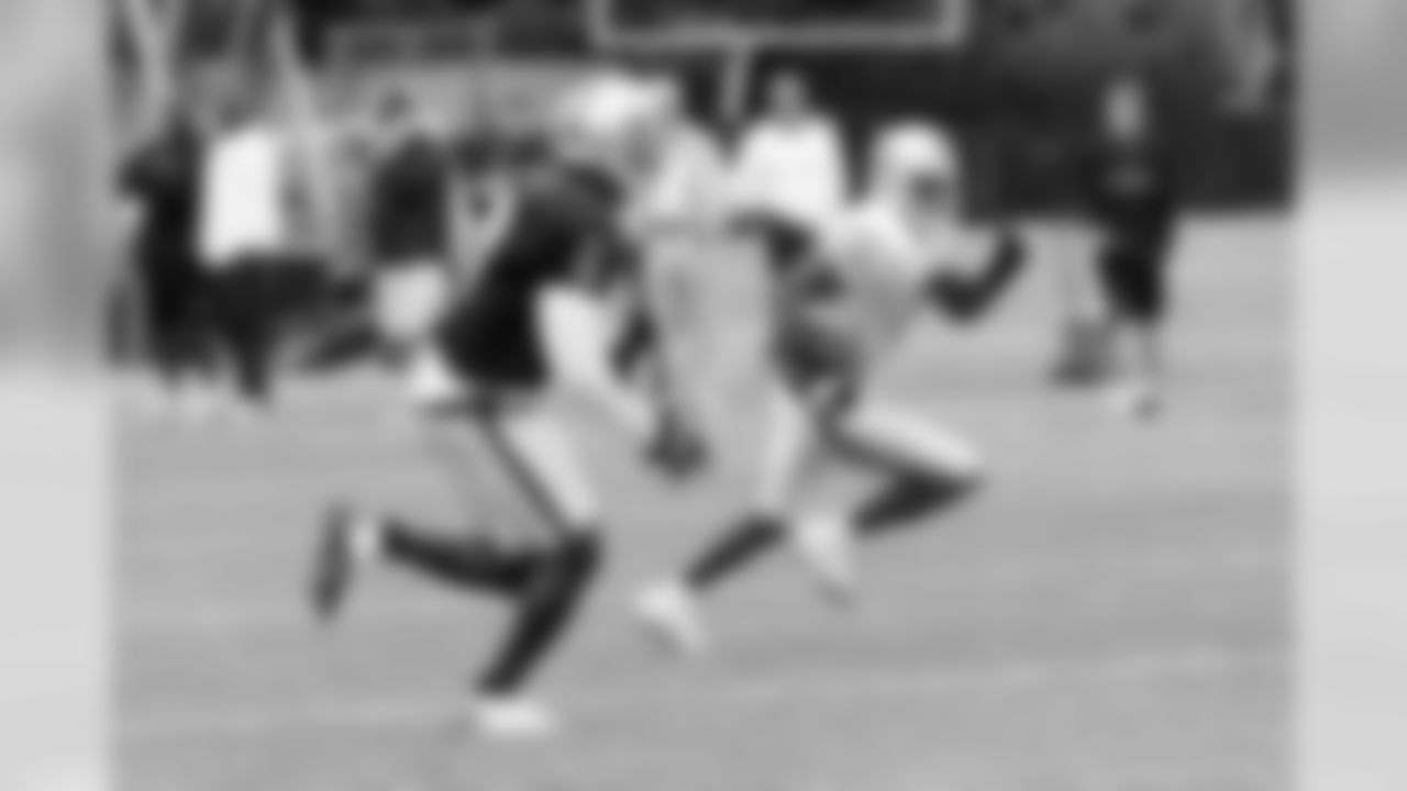 WR Yamon Figurs runs after the catch. Photo By Tony Gonzales