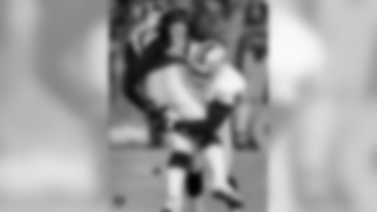 T10. DE Lance Johnstone (1996-00, 06)
Total sacks: 31