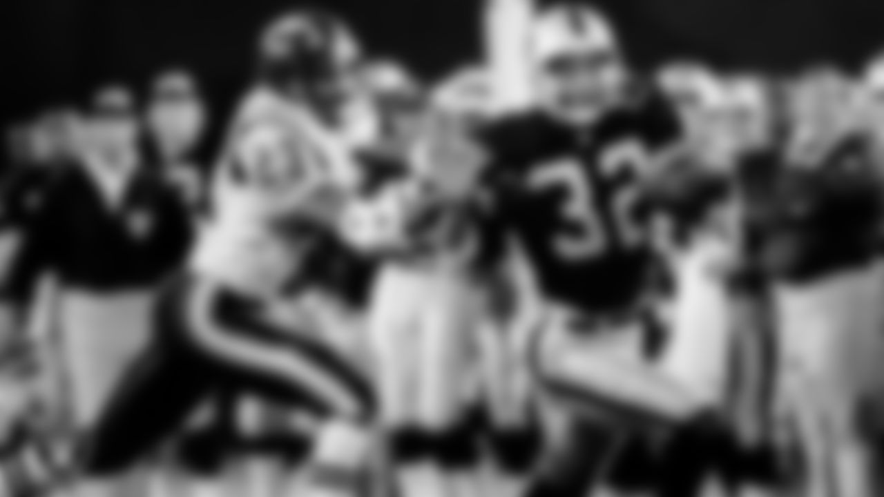 Raiders running back Marcus Allen (32) rushes during the preseason away game against the San Diego Chargers at Jack Murphy Stadium, Friday, August 23, 1991.