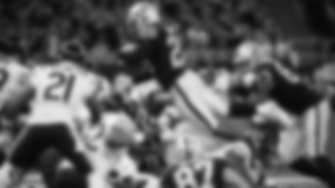 Raiders running back Josh Jacobs (28) rushes during the regular season game against the Chicago Bears.