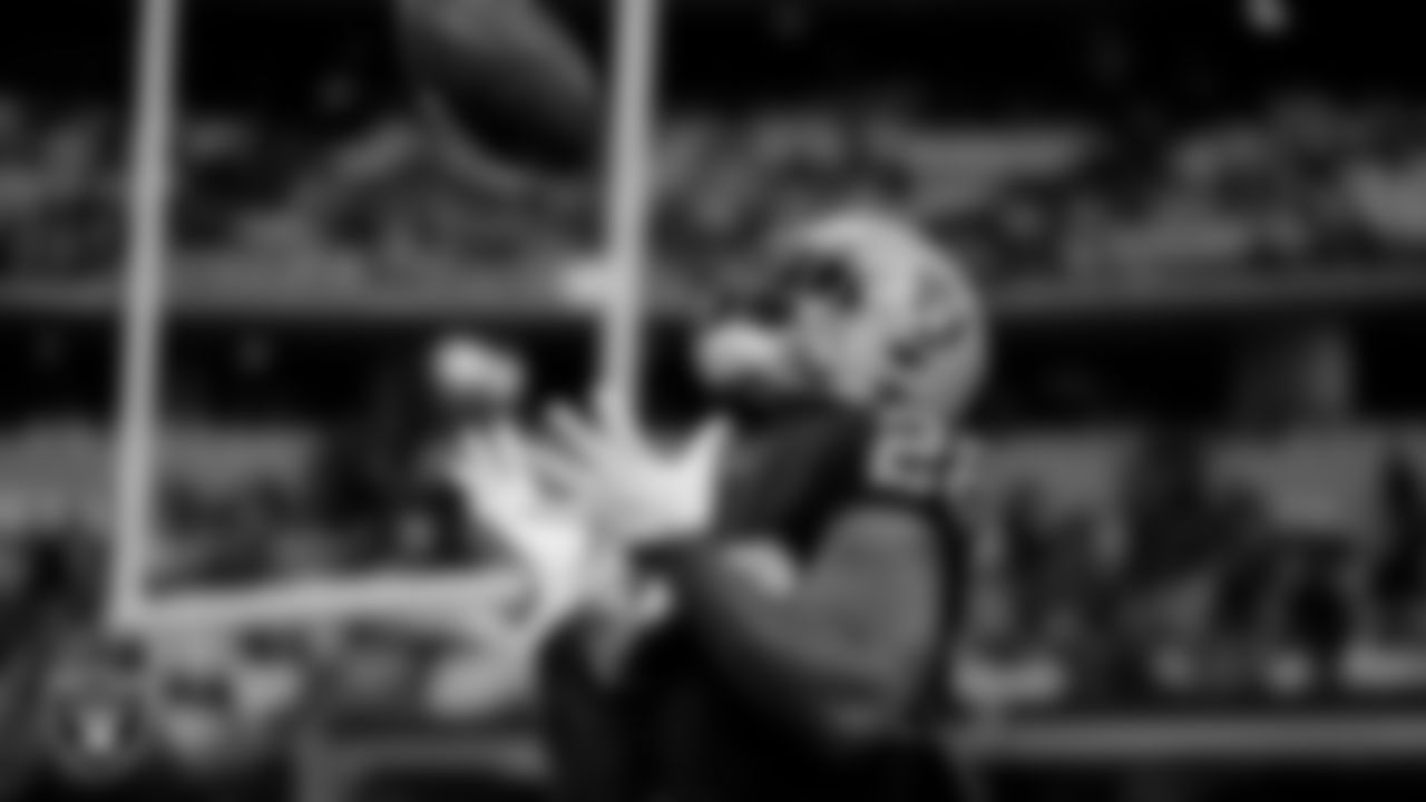 Las Vegas Raiders running back Josh Jacobs (28) warming up before the regular season away game against the Dallas Cowboys.