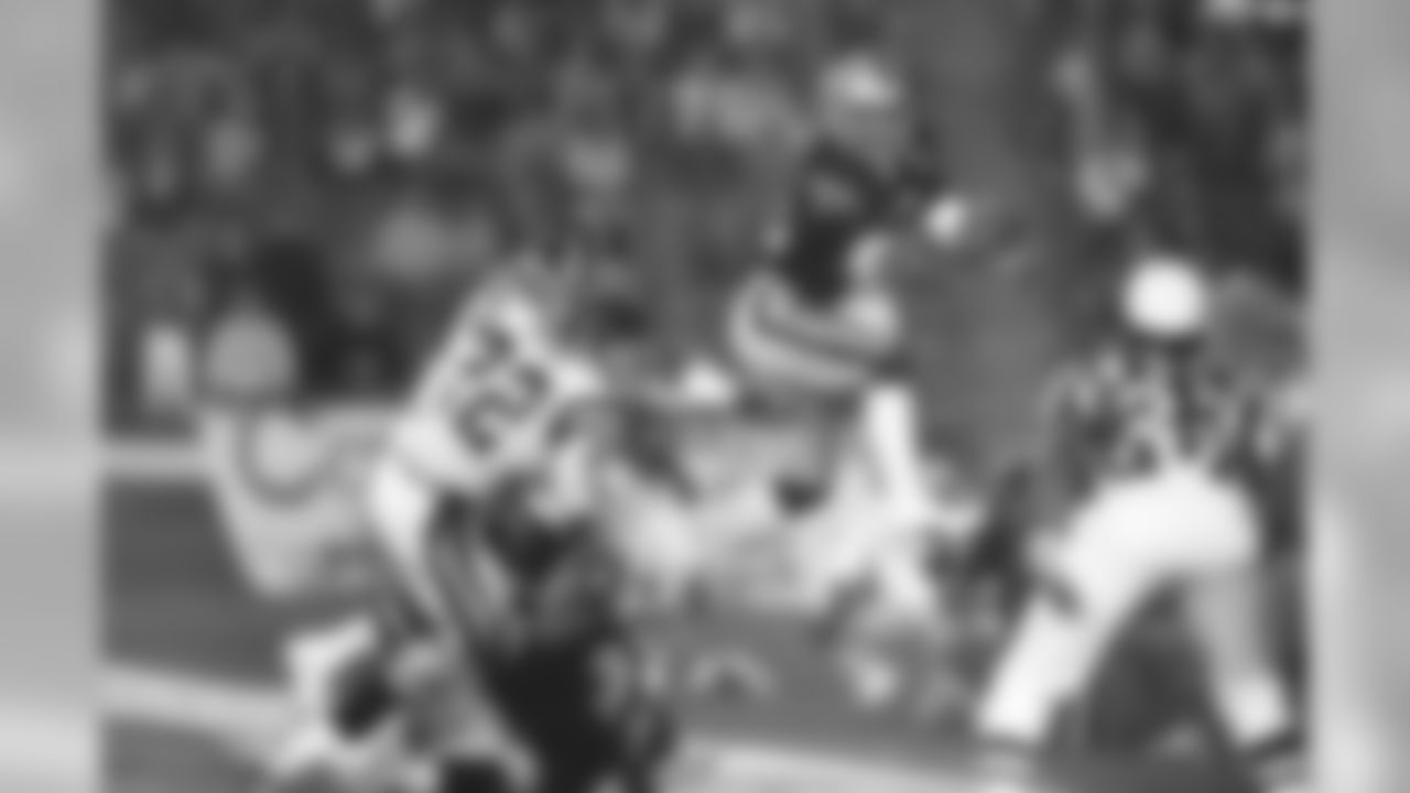 Marcus Allen makes an acrobatic attempt to save the ball during a 1985 game against the Chargers.