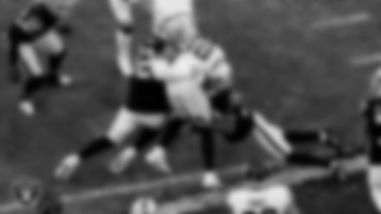 Las Vegas Raiders defensive tackle Solomon Thomas (92) and cornerback Nate Hobbs (39) during the regular season home game against the Washington Football Team at Allegiant Stadium.