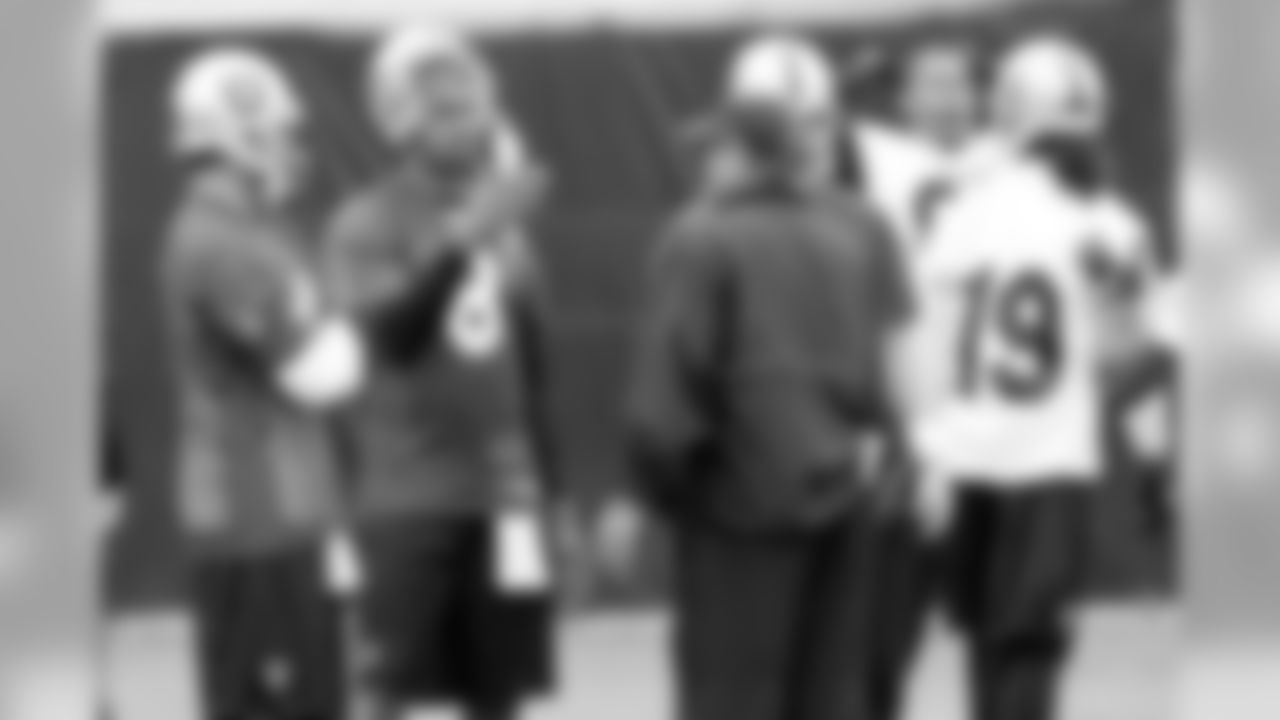 QB Jason Campbell talks with Quarterbacks Coach Paul Hackett. Photo By Tony Gonzales