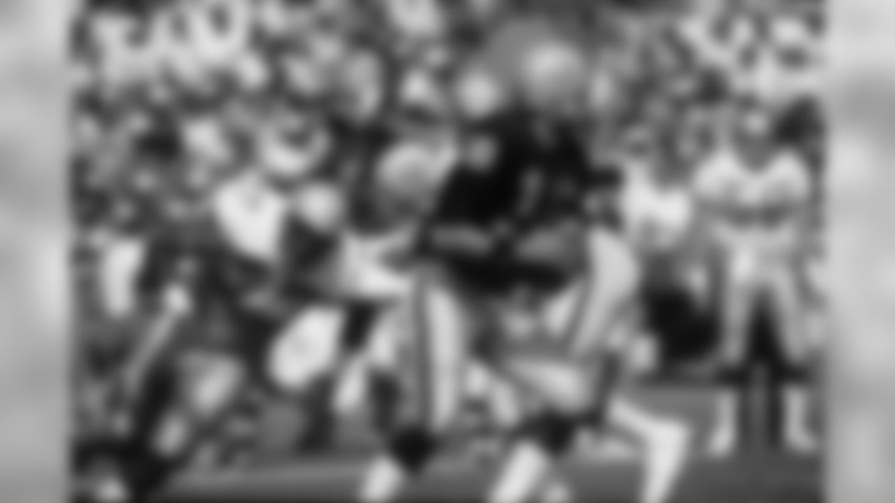 QB Jim Plunkett sets to throw in 1986.