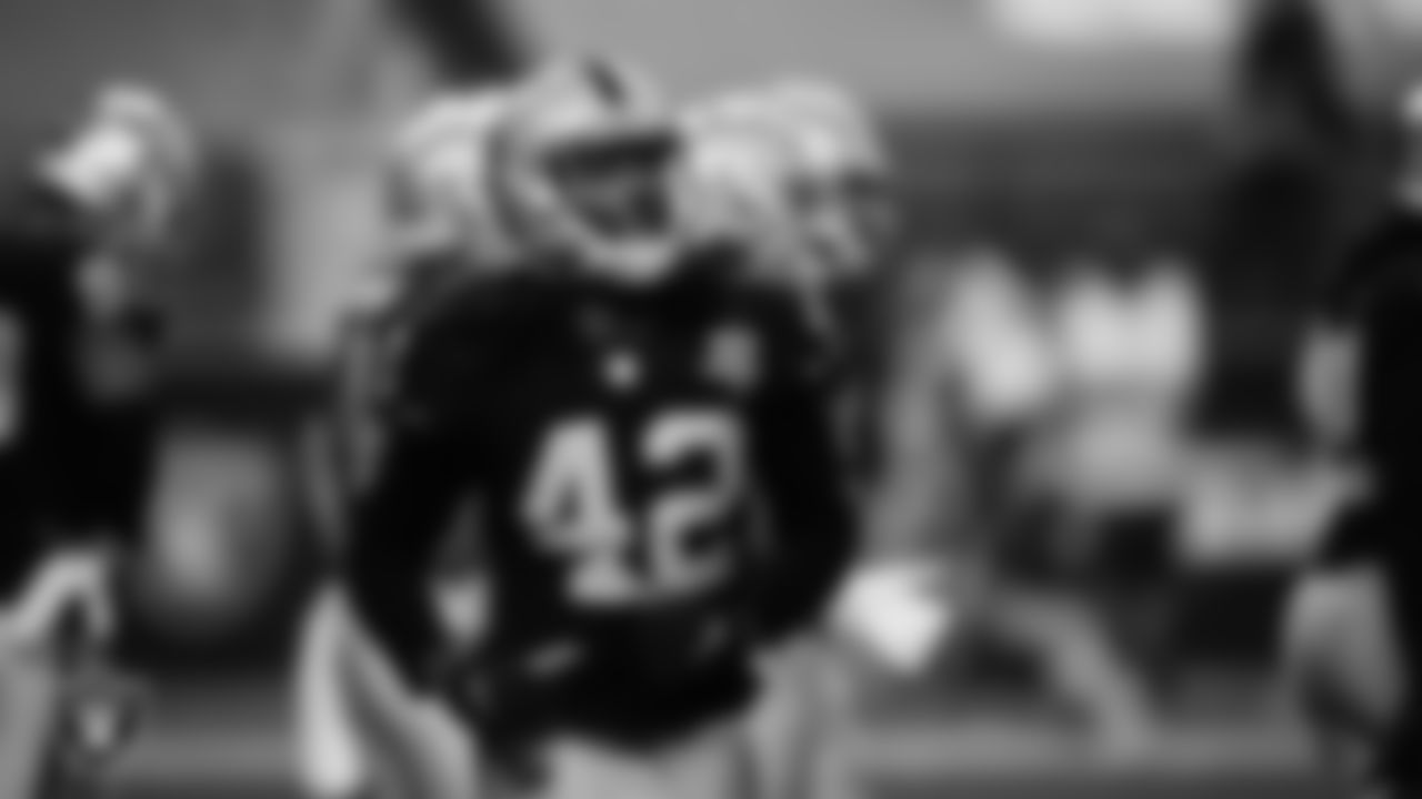 Las Vegas Raiders linebacker Cory Littleton (42) during the regular season home game against the Los Angeles Chargers.