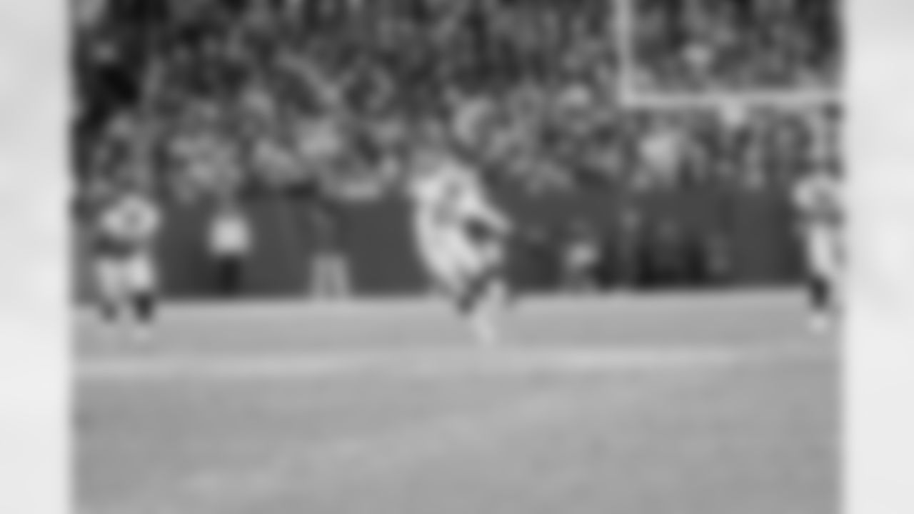 K Sebastian Janikowski kicks off.
