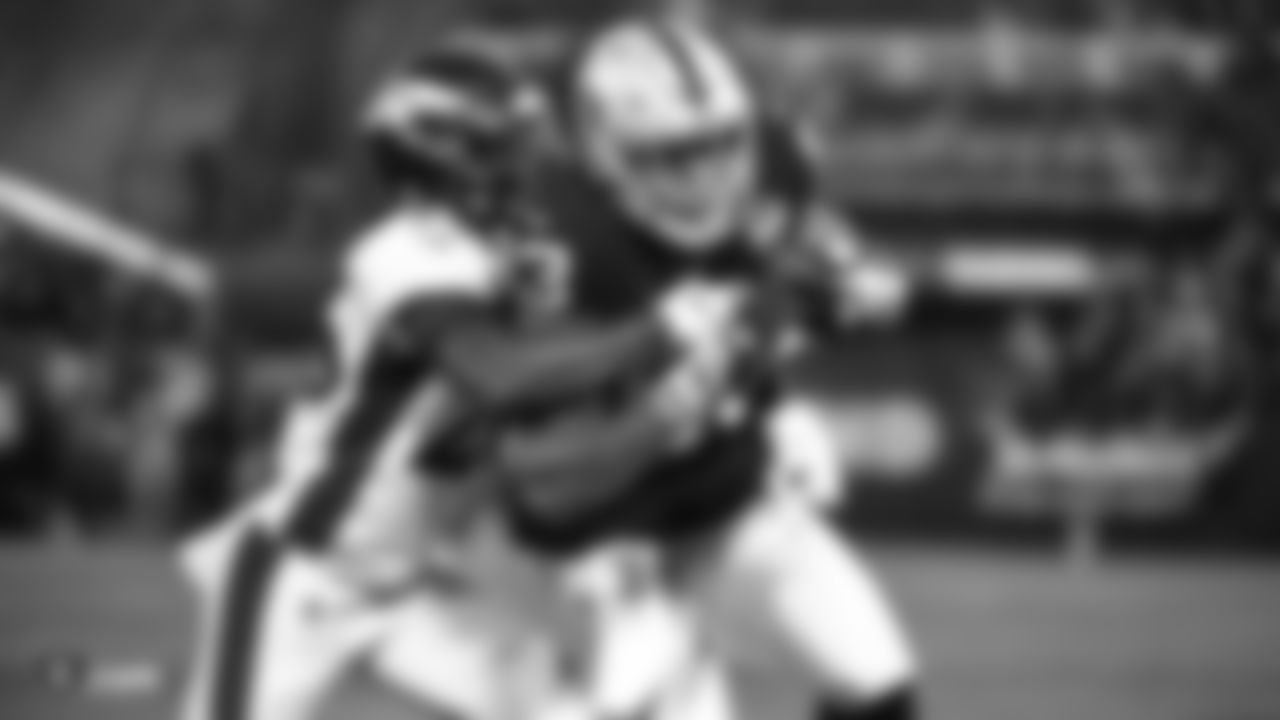 Raiders tight end Darren Waller (83) runs after making a catch during the Raiders regular season game against the Denver Broncos.