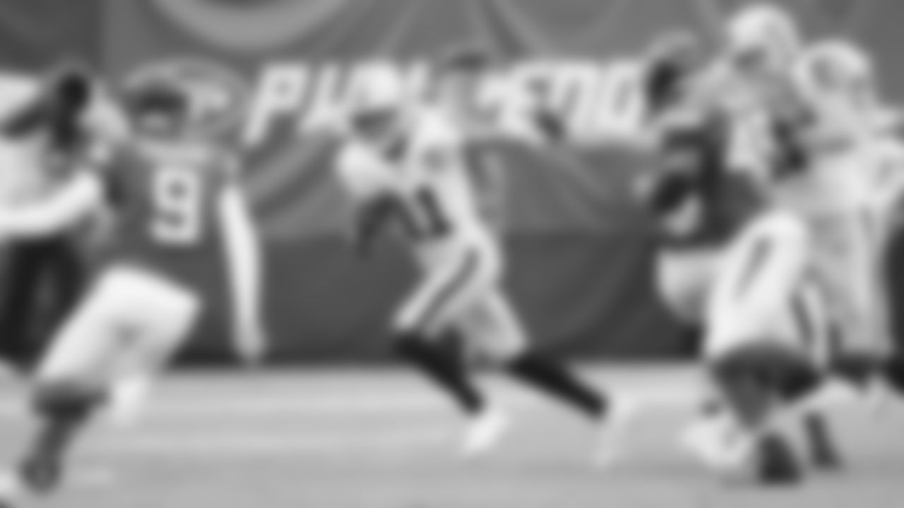 Raiders wide receiver Trevor Davis (11) returns a punt during the regular season game against the New York Jets.