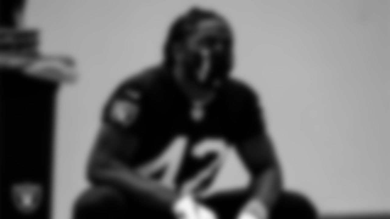 Las Vegas Raiders linebacker Cory Littleton (42) on the field for a walkthrough.