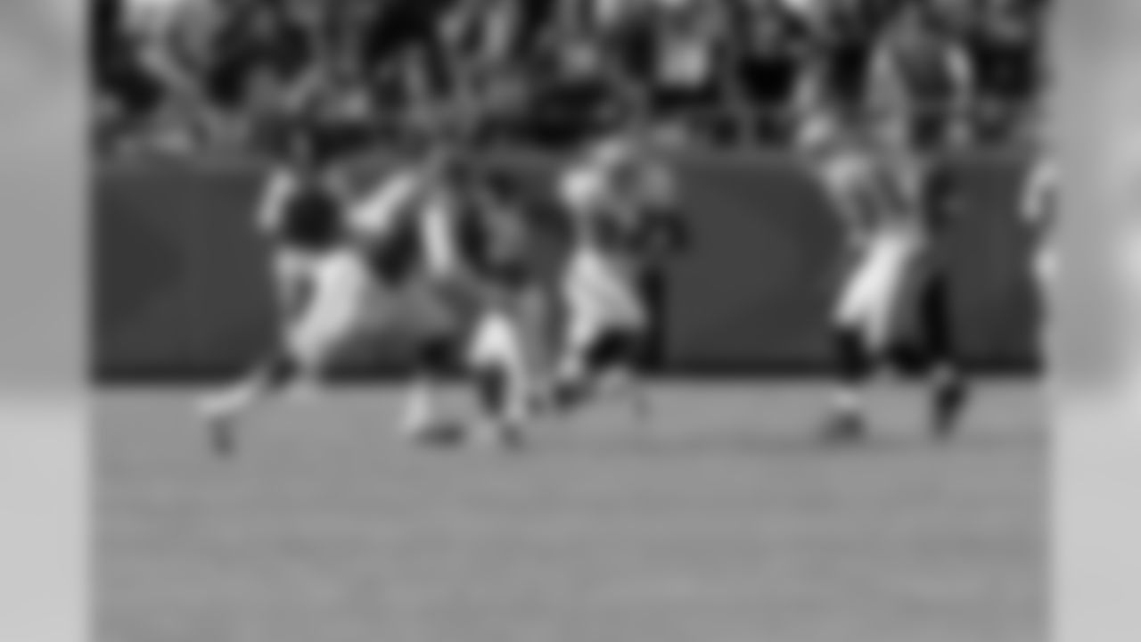 RB Darren McFadden throws out the stiff arm to stave off the defense.