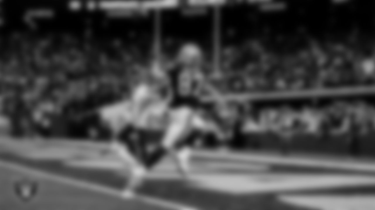 Las Vegas Raiders tight end Foster Moreau (87) makes a 19-yard touchdown catch during the regular season home game against the Cincinnati Bengals.