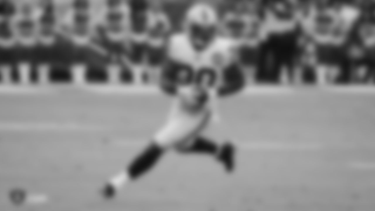Raiders running back Jalen Richard (30) makes a catch during the regular season game against the Los Angeles Chargers.