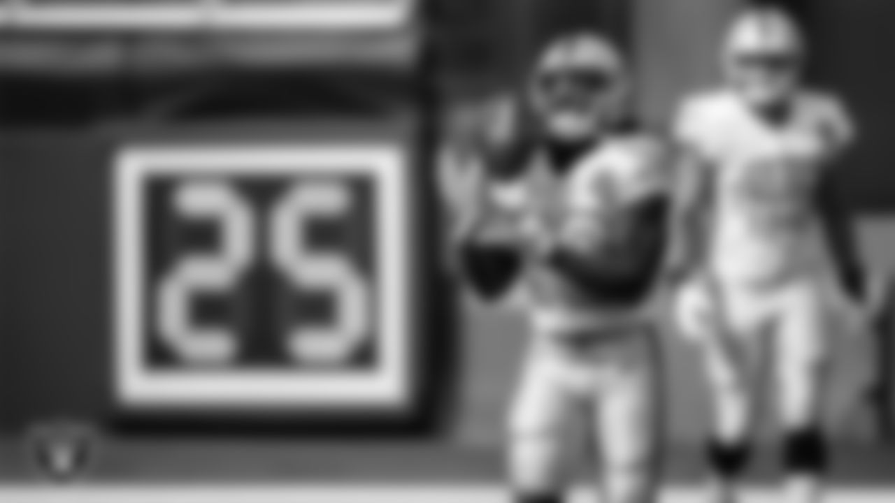 Las Vegas Raiders running back Jalen Richard (30) warming up before the regular season away game against the Los Angeles Chargers.