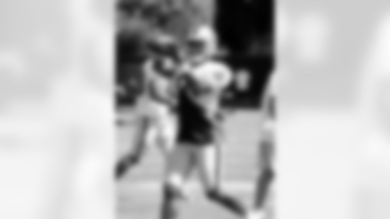 WR Shaun Bodiford makes a grab.