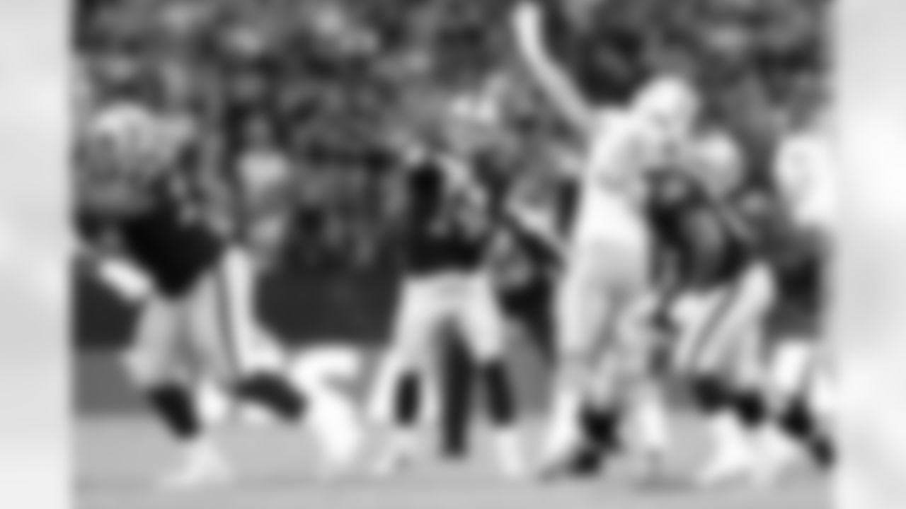 QB Matt McGloin throws a pass to the crossing Maurice Jones-Drew.
