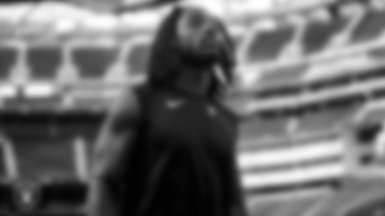 Las Vegas Raiders linebacker Cory Littleton (42) warms up before the preseason game against the Los Angeles Rams at SoFi Stadium.