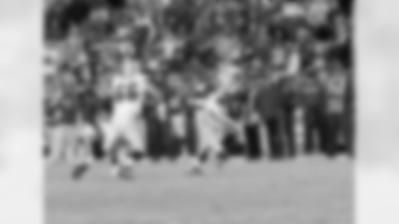 RB Darren McFadden gets a block from G Cooper Carlisle and gets loose down the field.