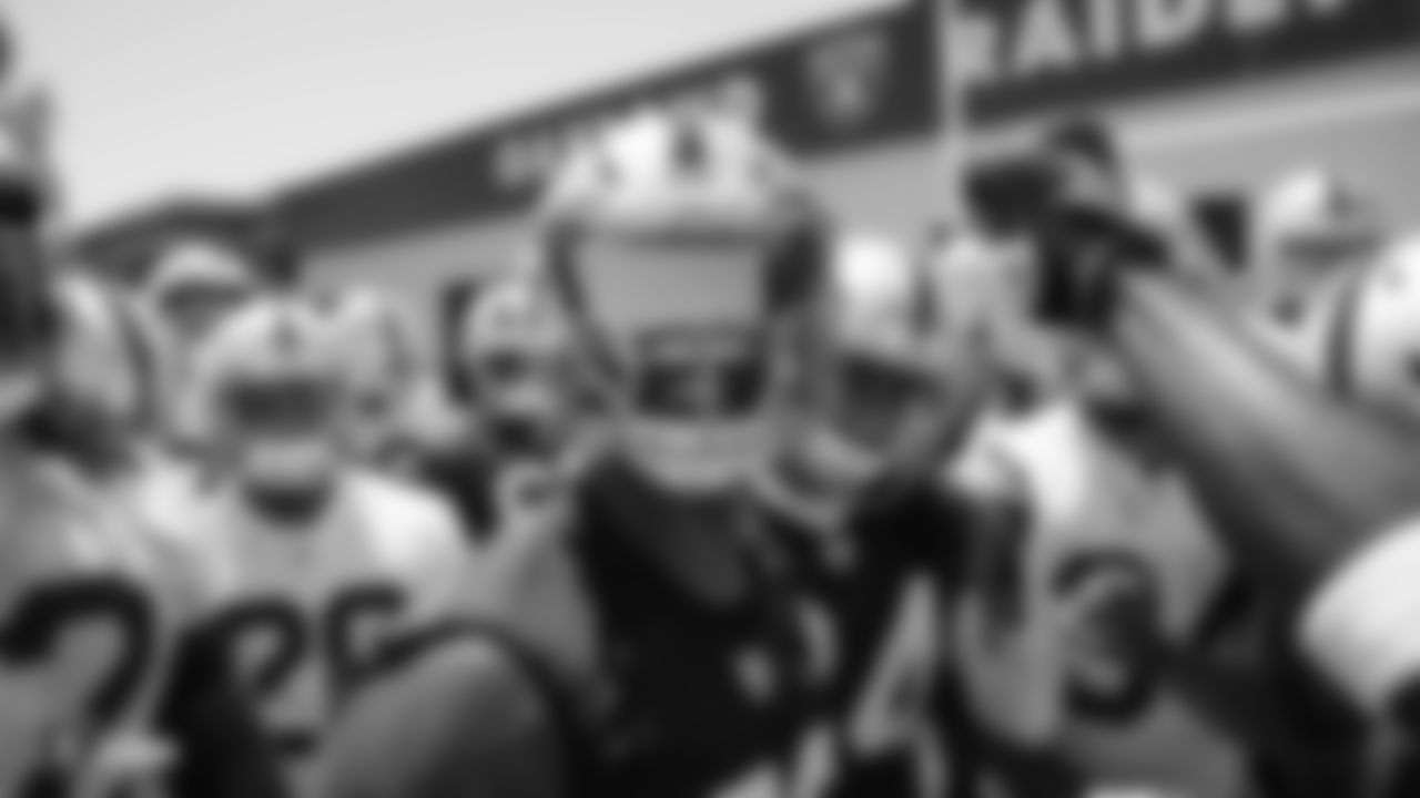 Raiders linebacker Tahir Whitehead (59) huddles up the team at a Mandatory Minicamp at the Raiders Practice Facility in Alameda, Calif.