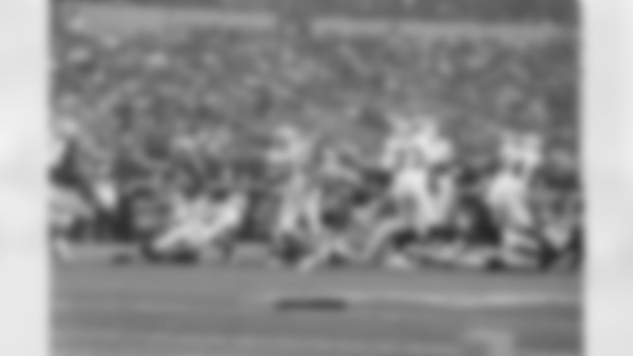 RB Rashad Jennings breaks through the pile.