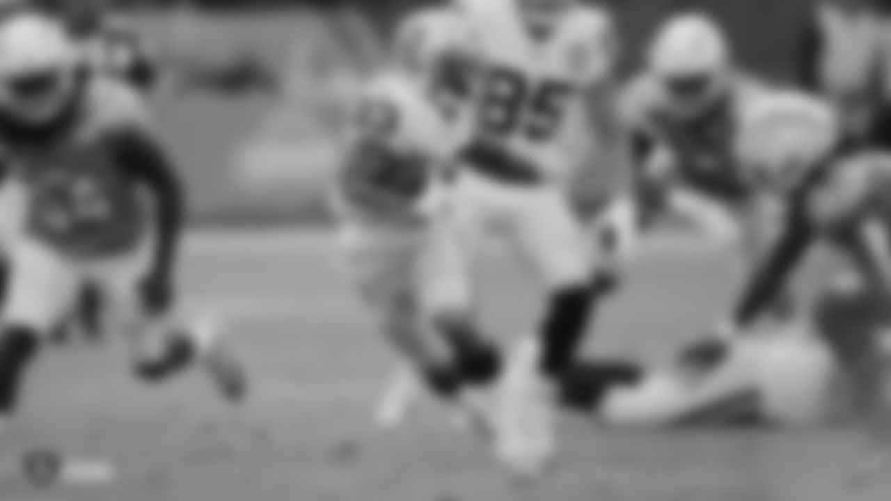 Raiders running back DeAndré Washington (33) rushes during the regular season game against the Los Angeles Chargers.