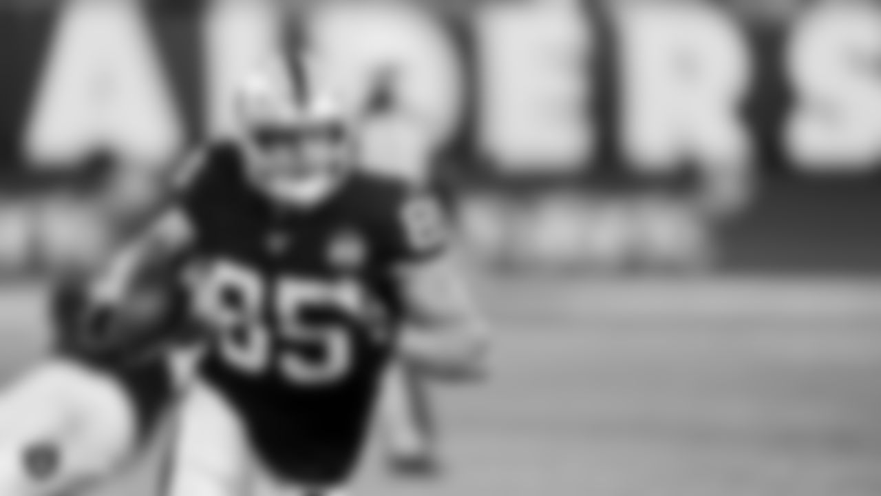 Raiders tight end Derek Carrier (85) runs after making a catch during the regular season game against the Chicago Bears at Tottenham Hotspur Stadium.