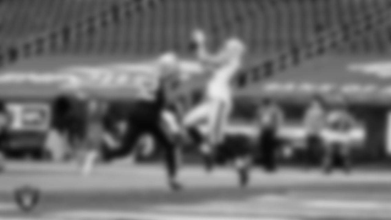 Las Vegas Raiders tight end Foster Moreau (87) makes a 1-yard touchdown catch during the regular season away game against the New England Patriots.