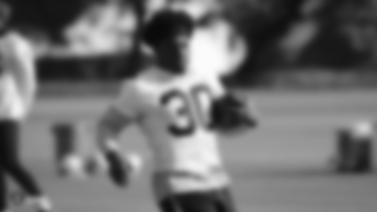 Raiders running back Jalen Richard (30) runs on the field during practice.