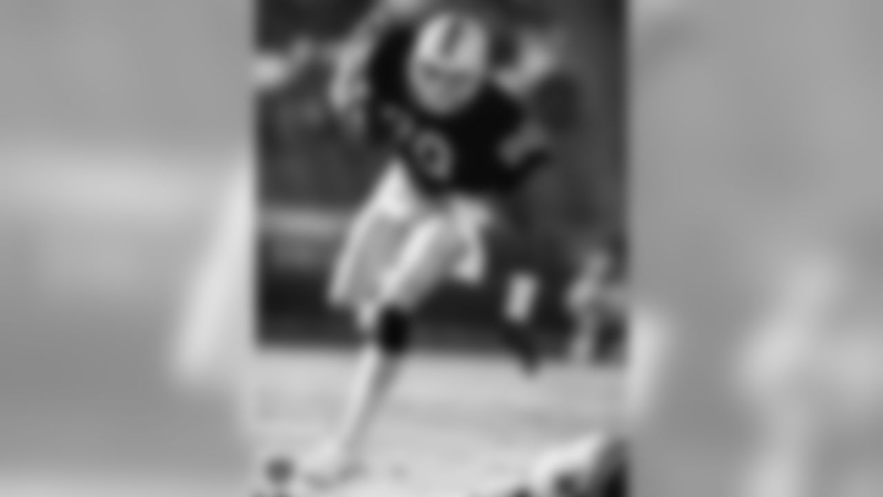 James Lofton played for the Raiders from 1987-88, starting 28 games and catching 69 passes for 1,429 yards and five TDs. He was inducted into the Pro Football Hall of Fame in 2003. Lofton also spent 2008 as the Raiders wide receivers coach.