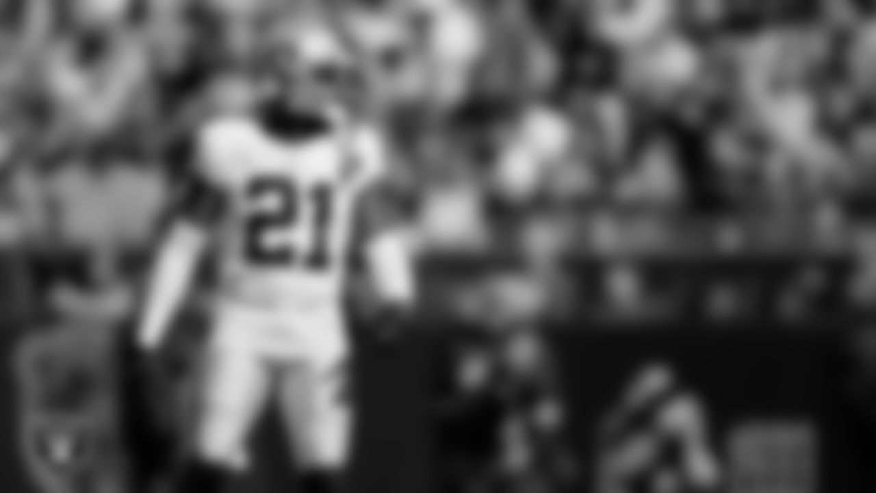 Las Vegas Raiders cornerback Amik Robertson (21) during the regular season away game against the Chicago Bears at Soldier Field.