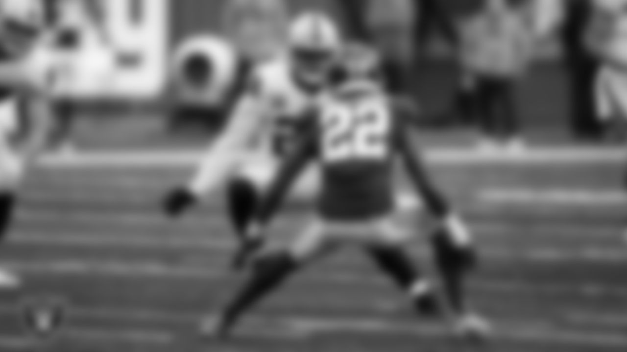 Las Vegas Raiders running back Josh Jacobs (28) rushes during the regular season away game against the New York Giants.