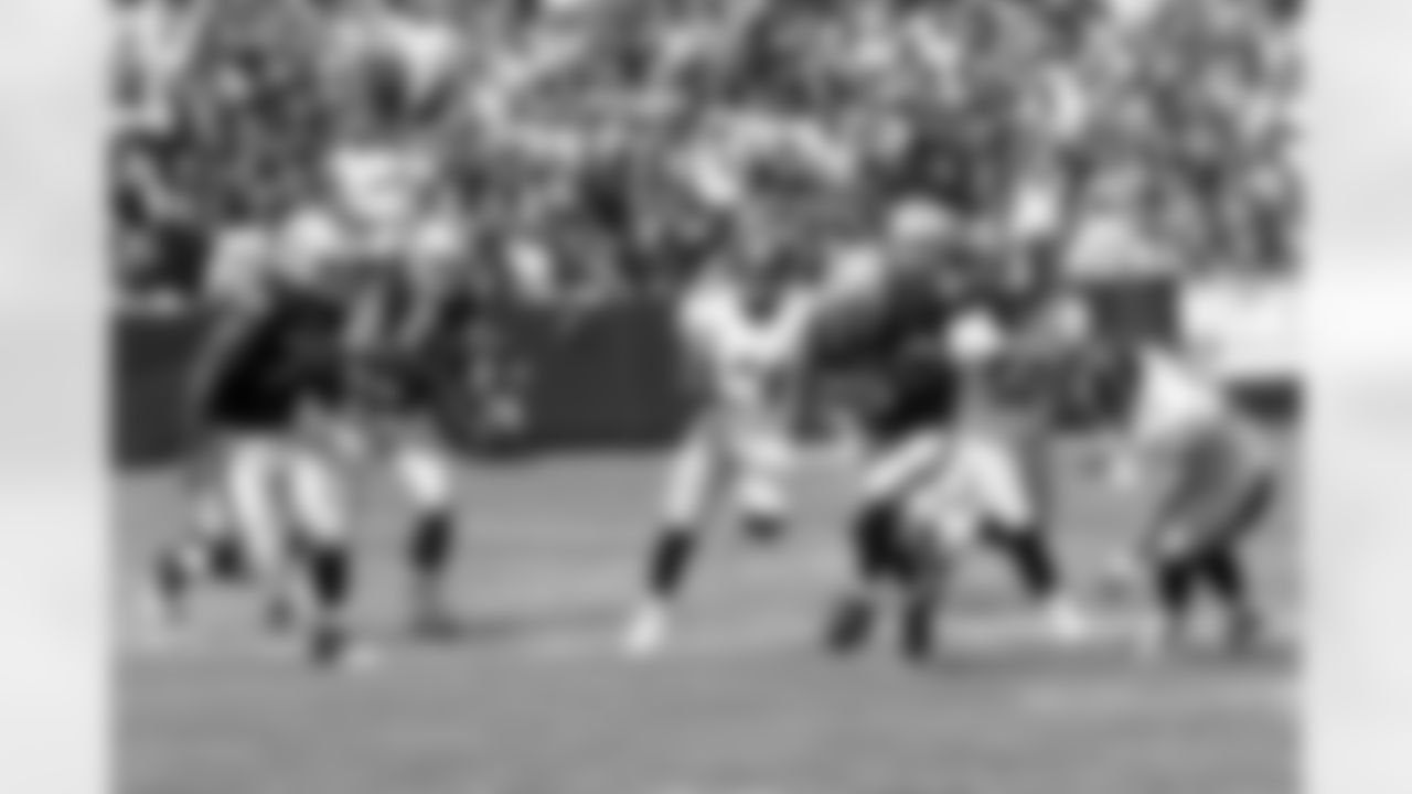 RB Darren McFadden finds the crease and beats the defense.