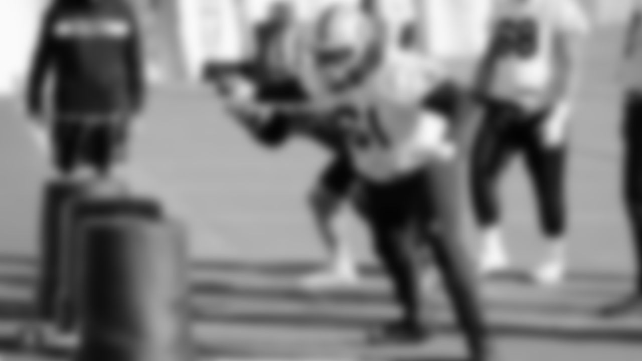 Raiders center Rodney Hudson (61) goes through offensive drills during practice.
