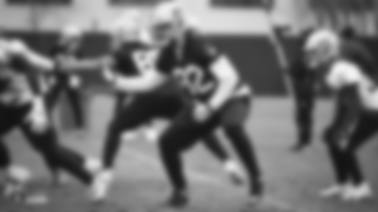 Raiders tight end Eric Tomlinson (82) blocks during practice.