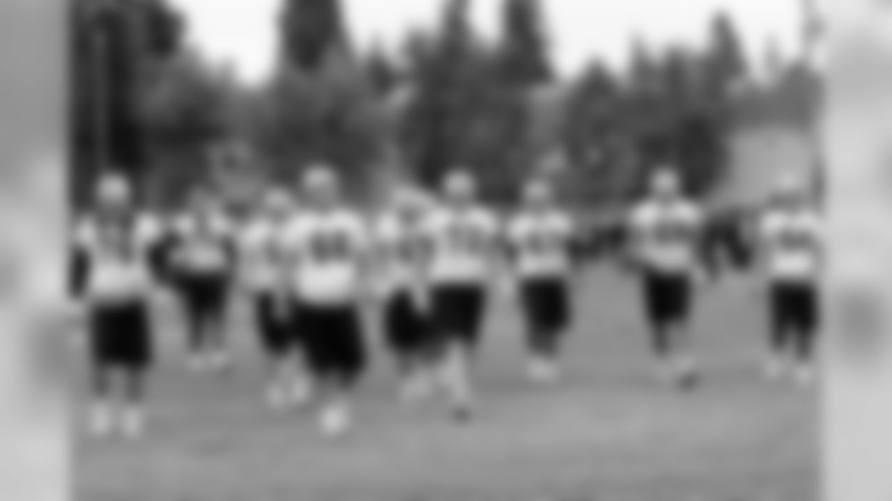 Offesnive linemen head to the next activity. Photo by Tony Gonzales.