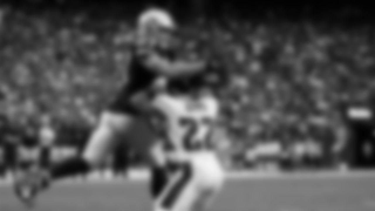 Las Vegas Raiders tight end Foster Moreau (87) makes an 18-yard touchdown catch during the regular season home game against the Philadelphia Eagles.