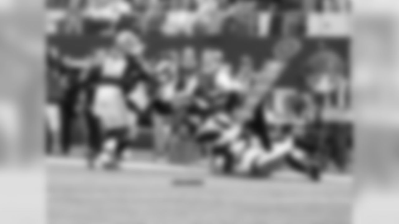 S Brandian Ross wraps up RB DeMarco Murray.