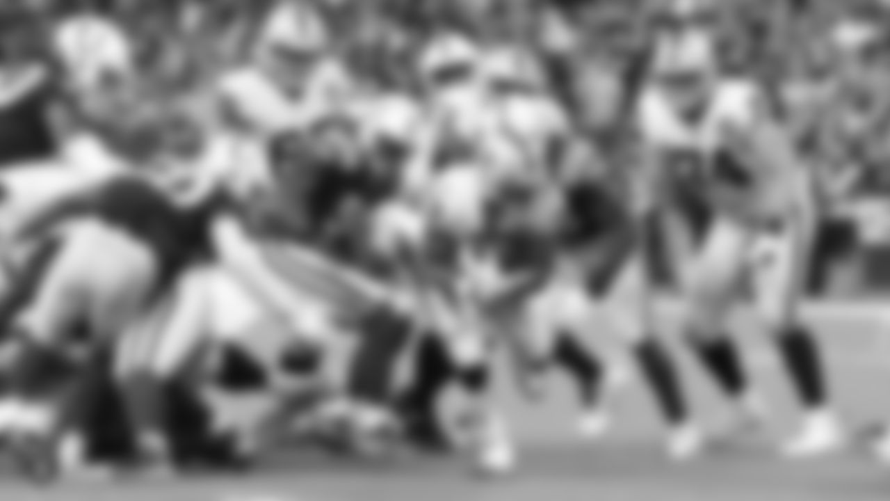 Raiders running back DeAndré Washington (33) rushes during the Raiders regular season game against the Indianapolis Colts.