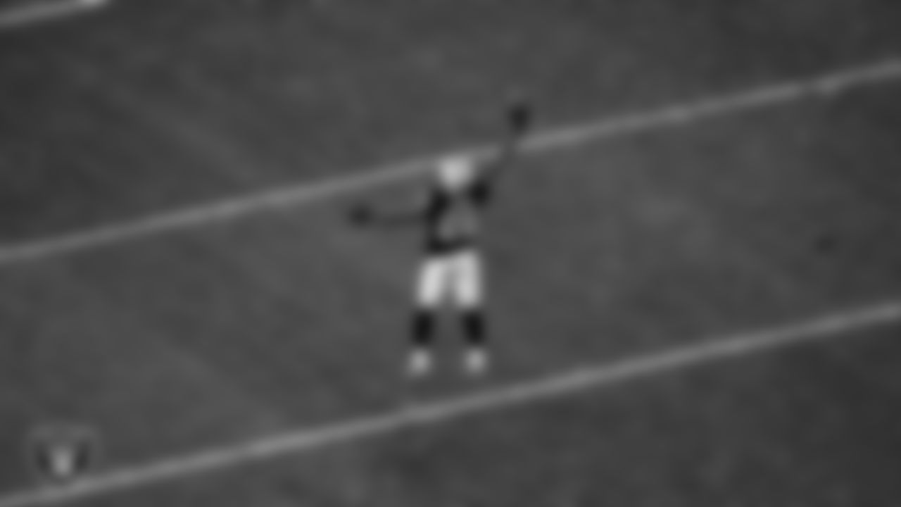 Las Vegas Raiders running back Josh Jacobs (28) makes a catch during the regular season home game against the Washington Football Team.