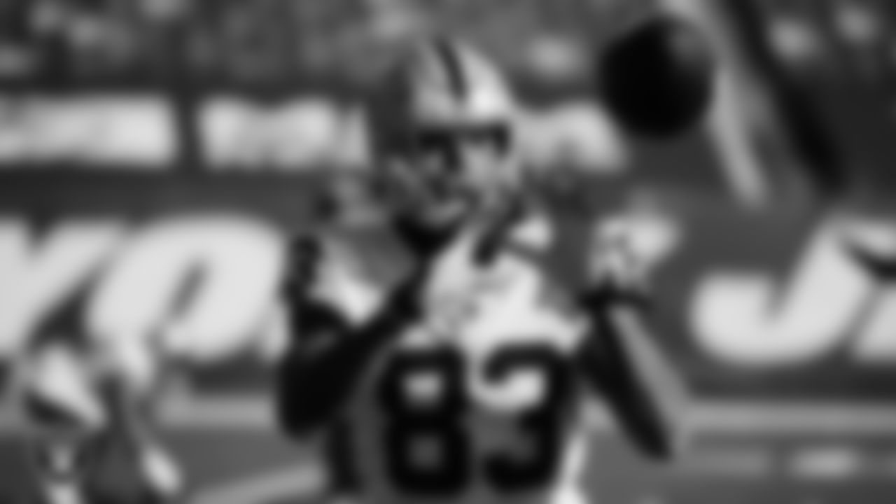Las Vegas Raiders tight end Darren Waller (83) warming up before the regular season away game against the New York Jets.