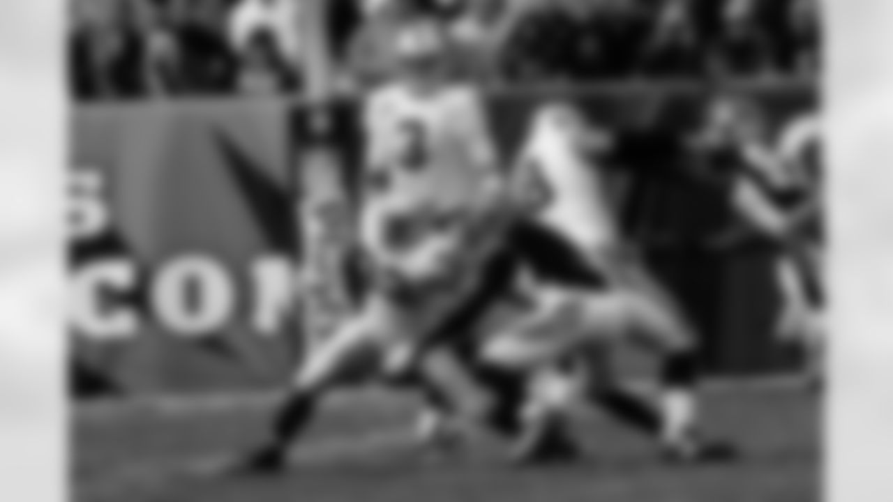 RB Jeremy Stewart gets the ball and tries to make a move around the Bengals defender.