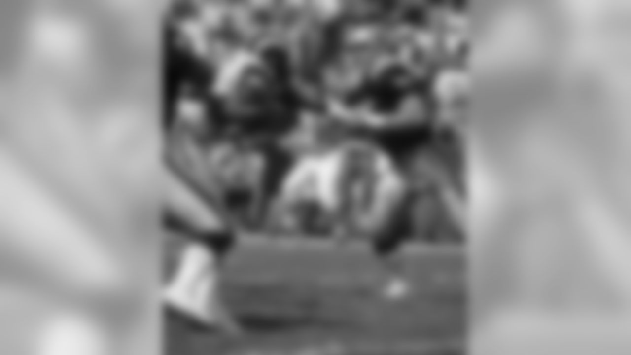 Howie Long works against a Ram in 1991.