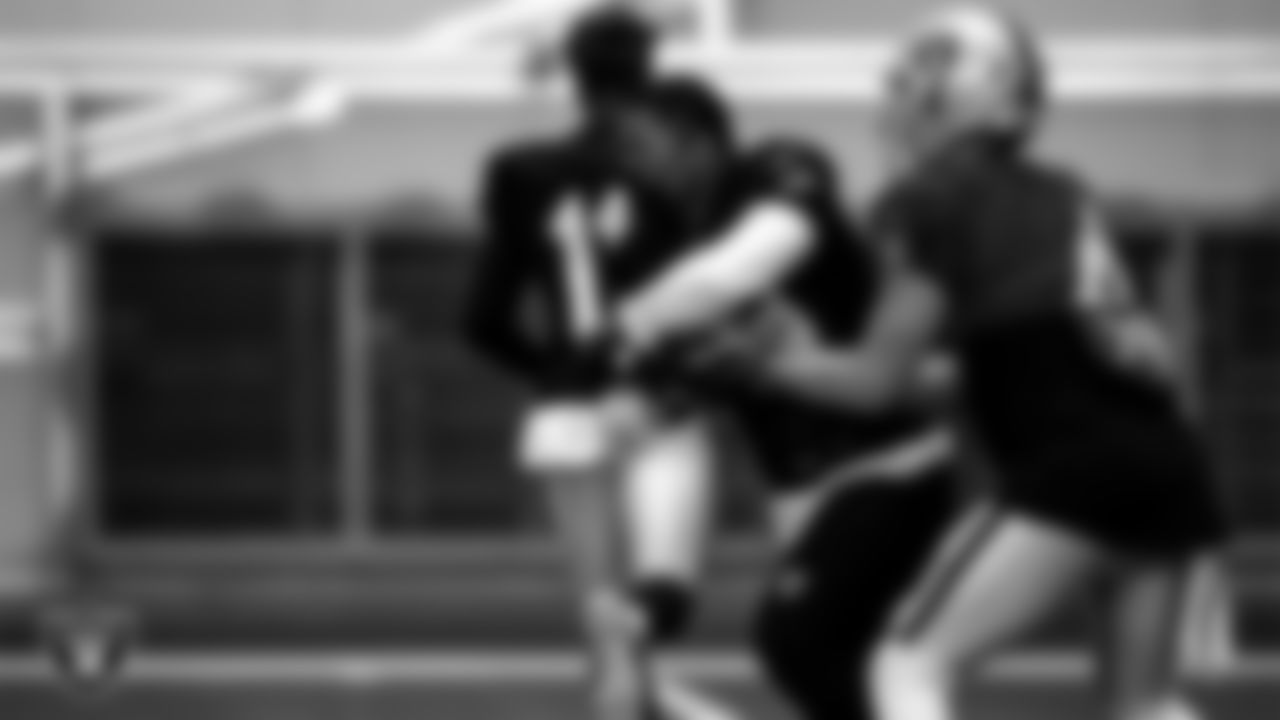 Las Vegas Raiders running back Josh Jacobs (28) and quarterback Derek Carr (4) during practice.