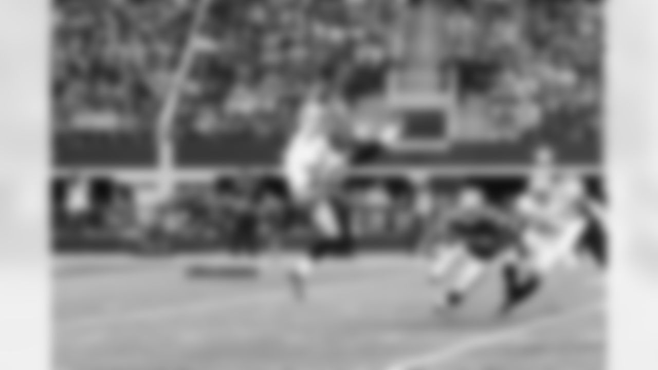 P Marquette King punts the ball to the Cowboys.