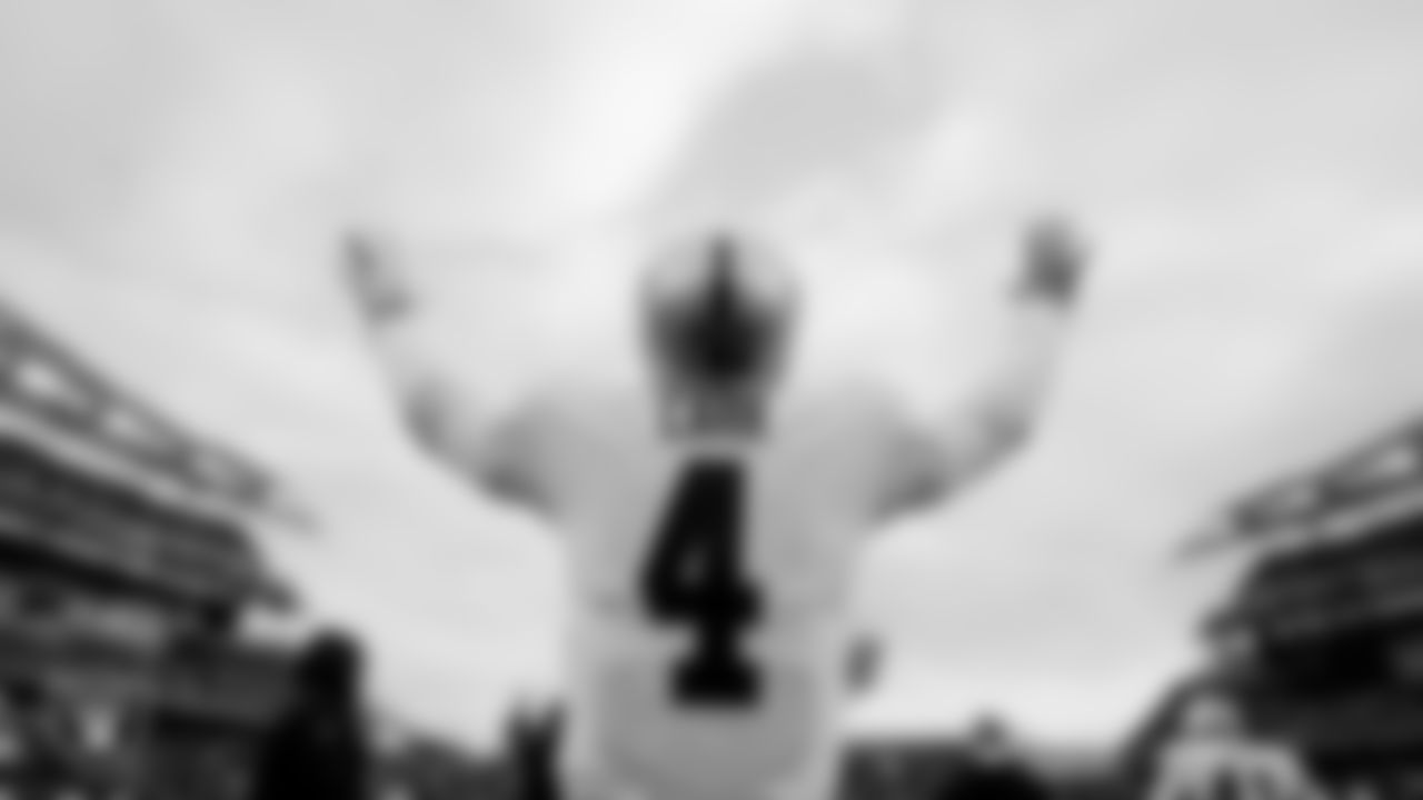 Las Vegas Raiders quarterback Derek Carr (4) warming up before the postseason away game against the Cincinnati Bengals.