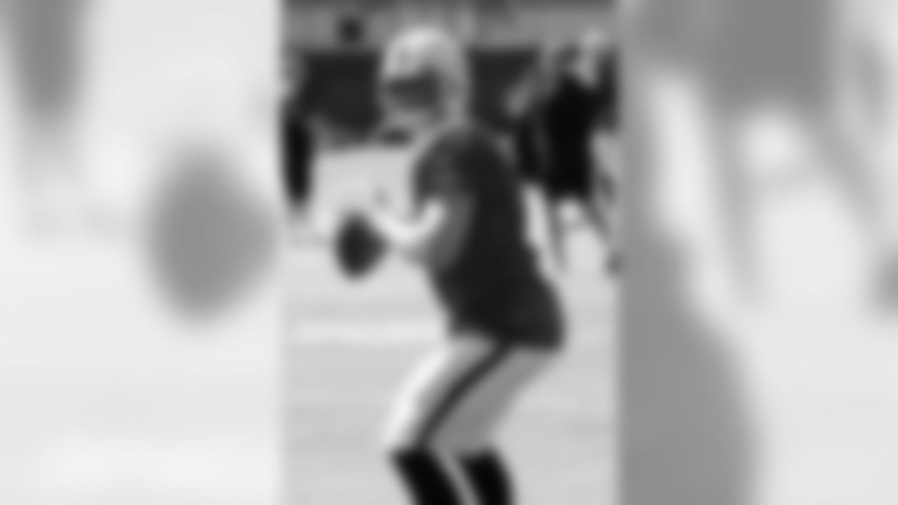 QB Colt Brennan drops back and throws the ball in the QB drill. Photo By Tony Gonzales.
