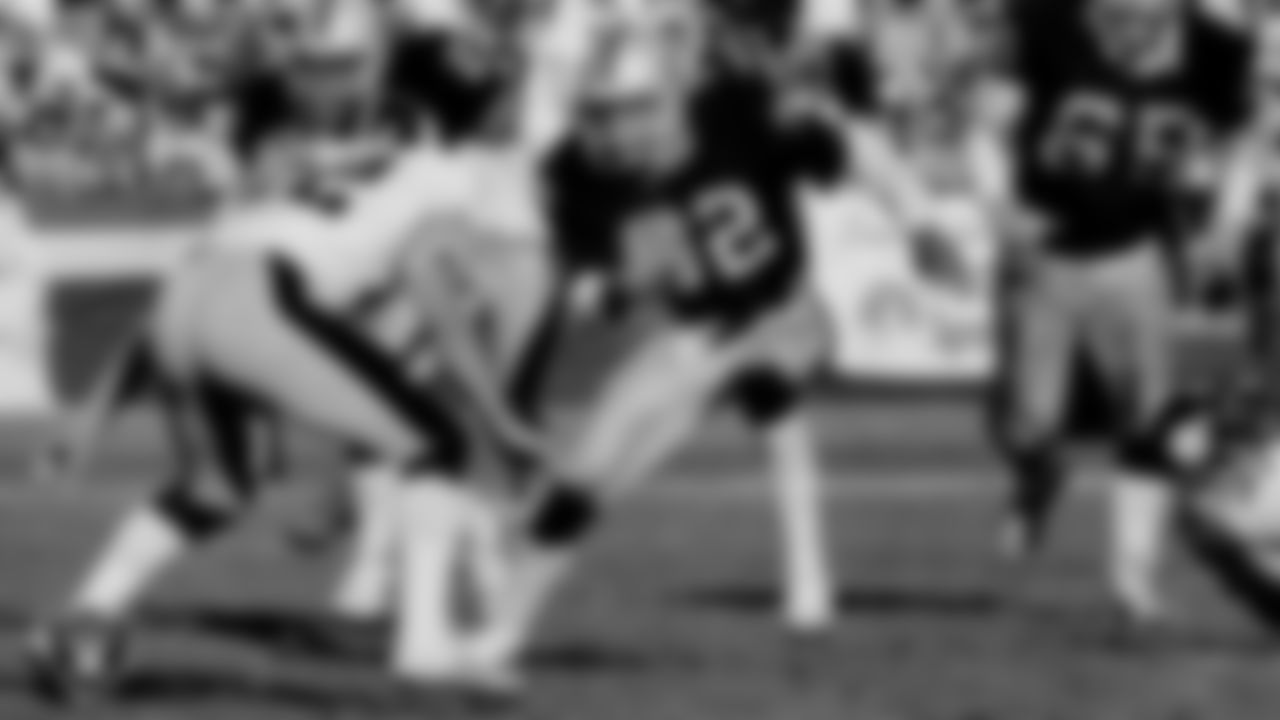 Los Angeles Raiders running back Marcus Allen (32) rushes during the postseason AFC Divisional Playoff home game against the Pittsburgh Steelers at Los Angeles Memorial Coliseum, Sunday, January 1, 1984, in Los Angeles, Calif.